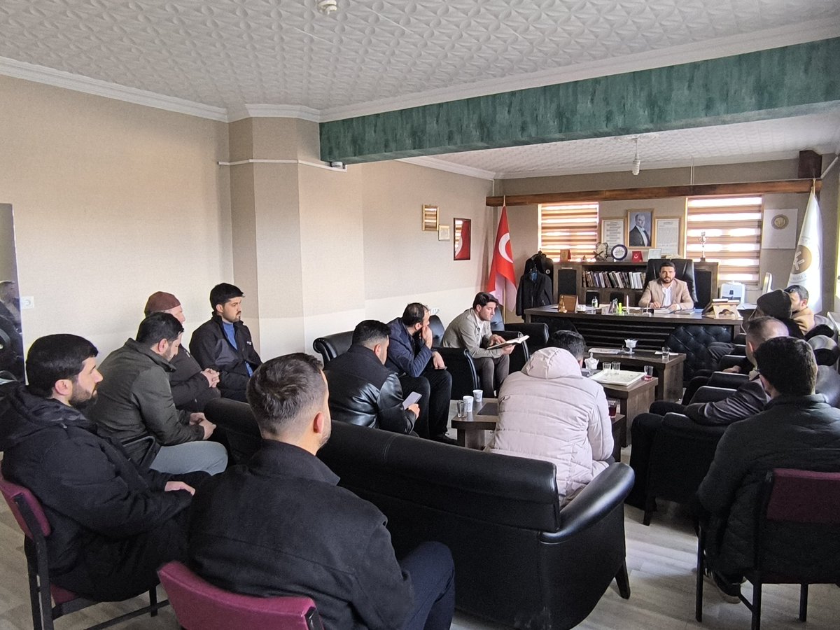 Özalp Merkez'de görev yapan kıymetli hocalarımızla bir araya gelerek icra ettiğimiz fıkıh derslerimiz devam ediyor.
Derslerimizde ibadet ve muamelata dair konuları güvenilir kaynaklar ışığında müzakere ediyor, karşılıklı istişare ile ilmî müzakerelerde bulunuyoruz.