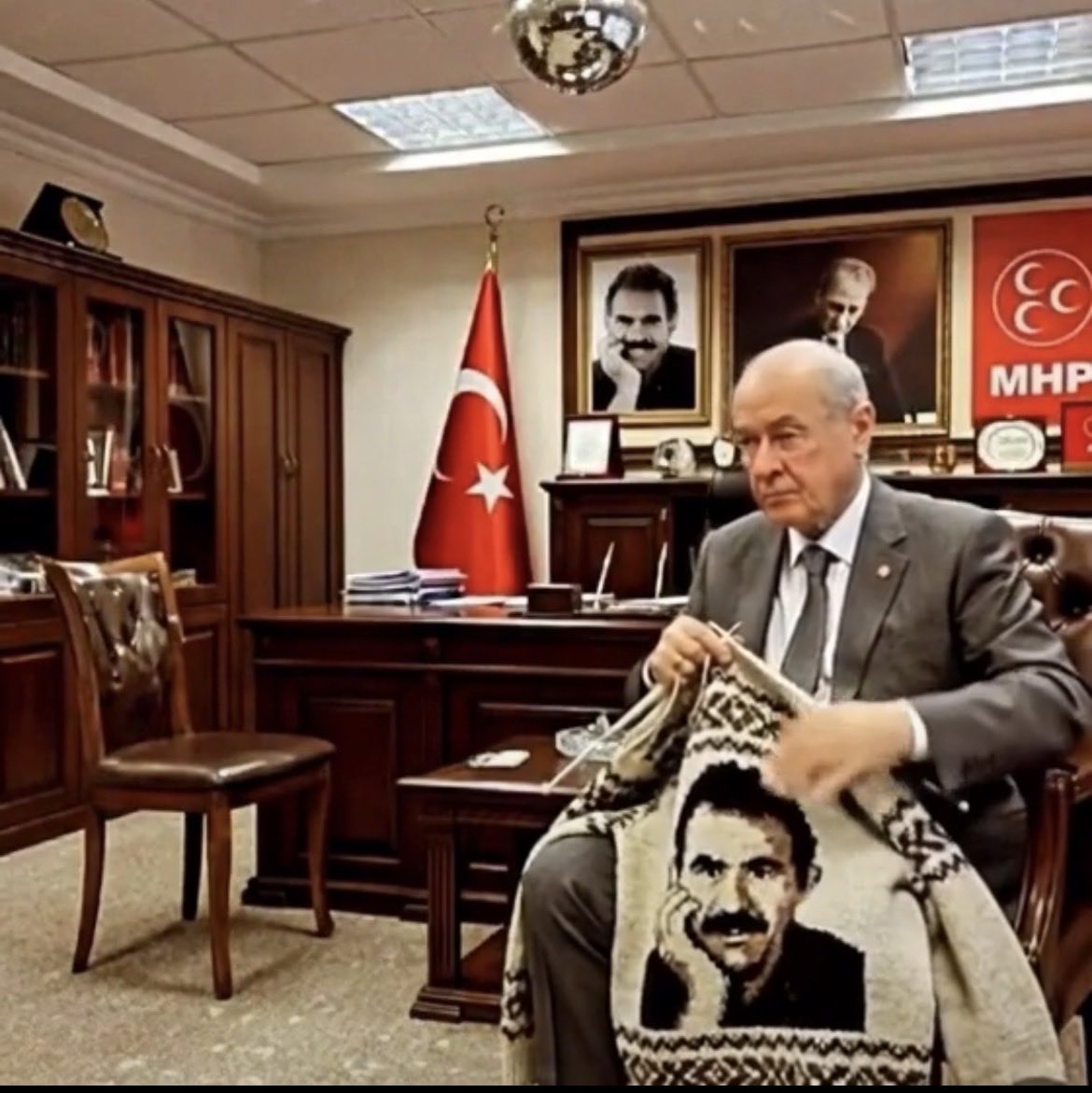 ssztnk's tweet photo. @aydin4153 @Hkn_Klb @DvRm_MKA_ Bunak dediğin adam tr nin yetiştirdiği en stratejik düşünmeyi bilen, tryi savaşa sokmayan, osmanlı mirası bir general yaprakkkkk kafa..Şimdikiler nereye el atsalar israil ellerine veriyor..yakında senin sevgililerine bez takarlar.. https://t.co/UaLo7759mE