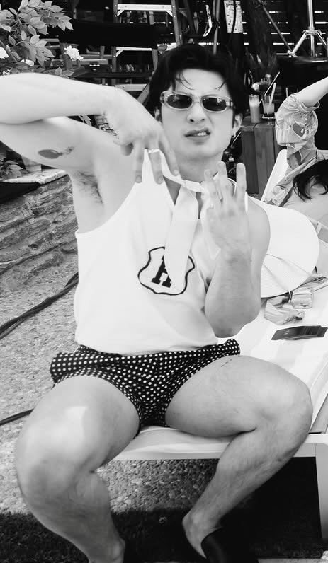 uhbucky's tweet photo. nom nom nom thighs. arms. nom nom. hands. nom nom nom https://t.co/LPpFeLkeQb
