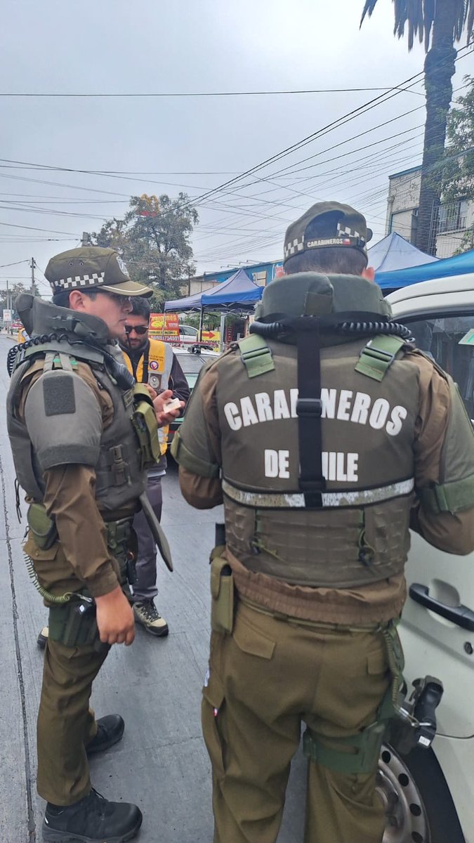 CarabPrCentral's tweet photo. #Prevención / 4ta. Comisaria. 

Personal de Carbineros en conjunto con transporte y municipalidad Santiago, realizan diversos controles de identidad y vehiculares en Barrio Franklin, con el fin de entregar seguridad y prevención a nuestros vecinos. https://t.co/6QTLcM4CrV