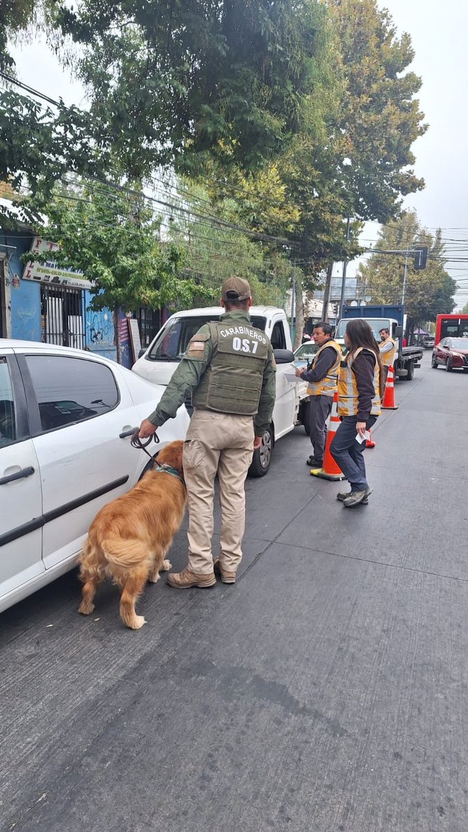 CarabPrCentral's tweet photo. #Prevención / 4ta. Comisaria. 

Personal de Carbineros en conjunto con transporte y municipalidad Santiago, realizan diversos controles de identidad y vehiculares en Barrio Franklin, con el fin de entregar seguridad y prevención a nuestros vecinos. https://t.co/6QTLcM4CrV