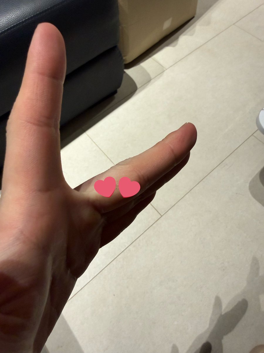 neptuniiez's tweet image. his fingers are so small 🥺