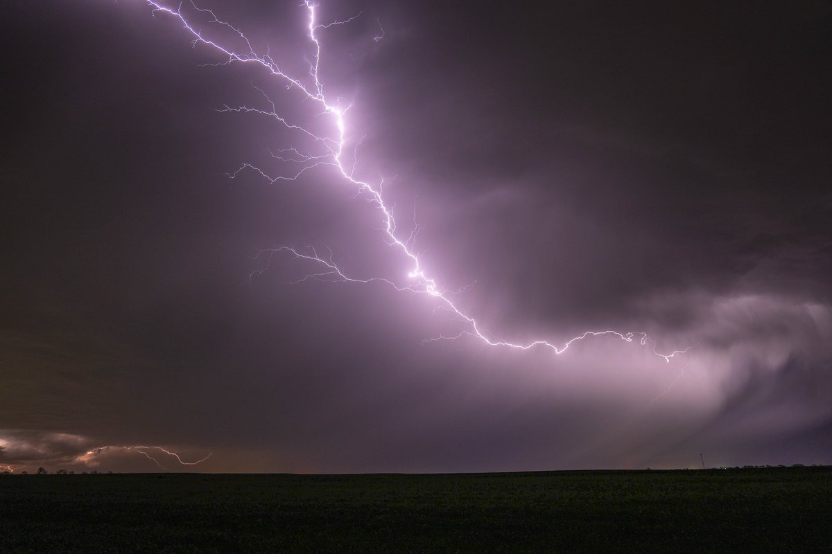 ConnerStinesWx's tweet image. Here are the edited versions of just a few of my shots from south of Abilene, KS last night. The combination of virga and bright, expansive crawlers made this one of my best lightning shoots to date!

 Each one of these is an 8 second exposure.

#wx #lightning #kansas