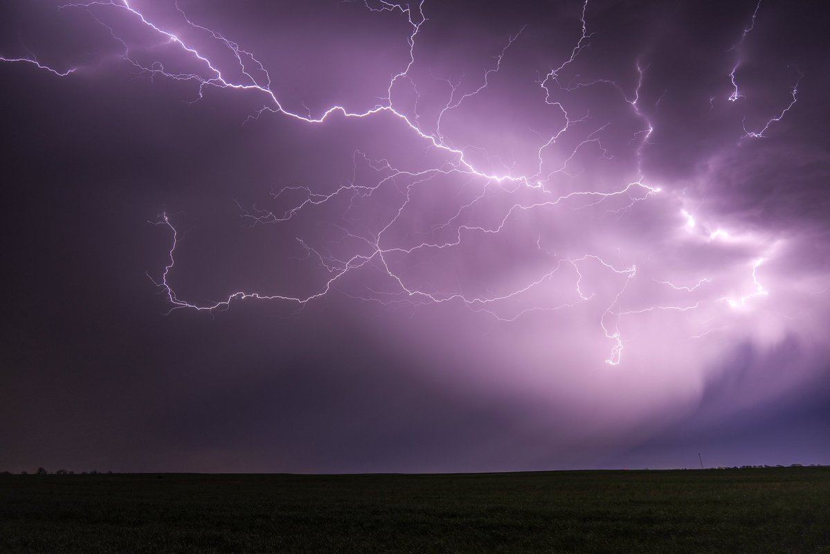 ConnerStinesWx's tweet image. Here are the edited versions of just a few of my shots from south of Abilene, KS last night. The combination of virga and bright, expansive crawlers made this one of my best lightning shoots to date!

 Each one of these is an 8 second exposure.

#wx #lightning #kansas