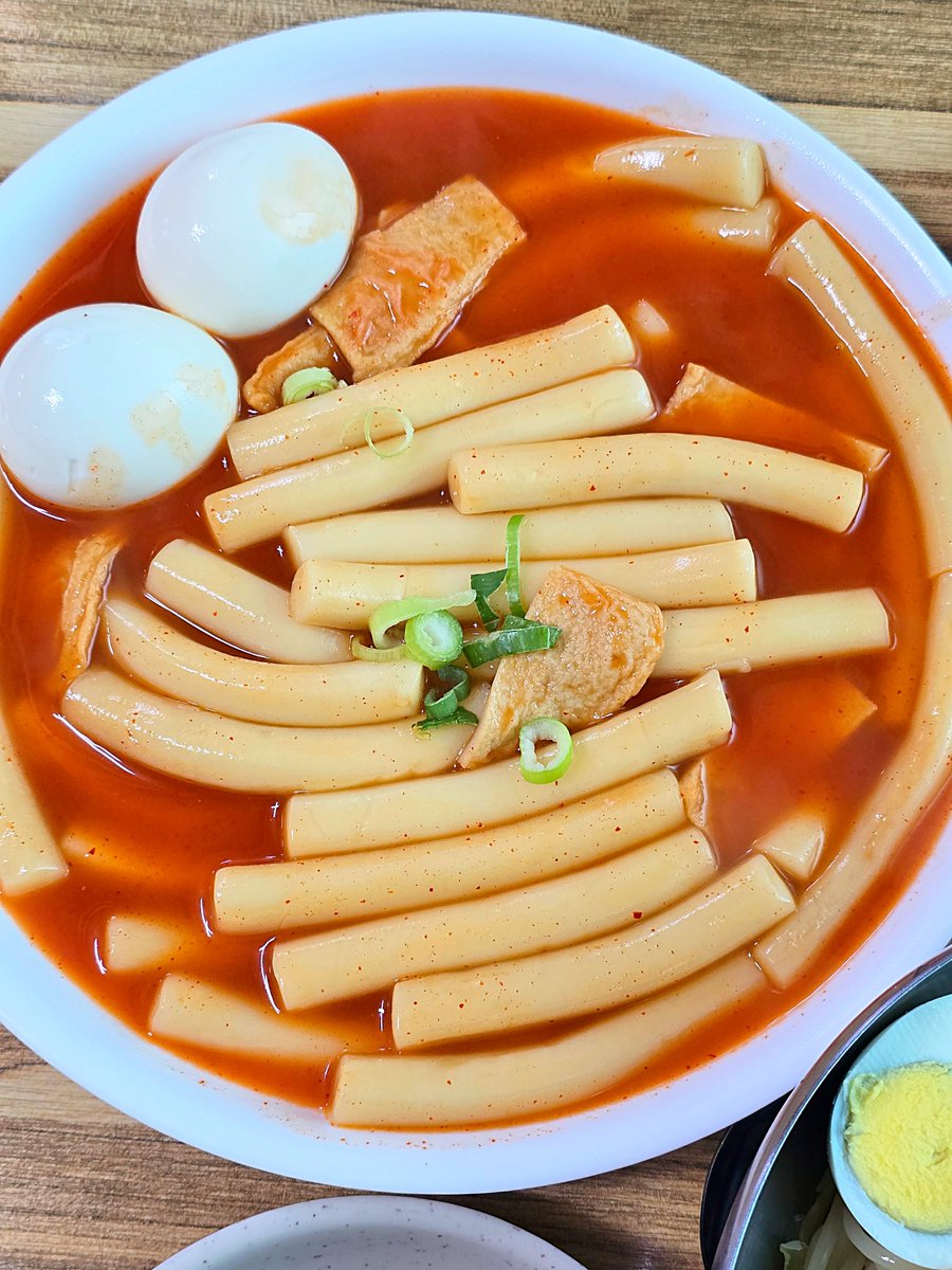 남동공단떡볶이 열번도 넘게 갈만큼
진따 너무 너무 마싯는 떡부기임...
완전 몰랑 쫀득하고 달달하고 아 또먹고싶다