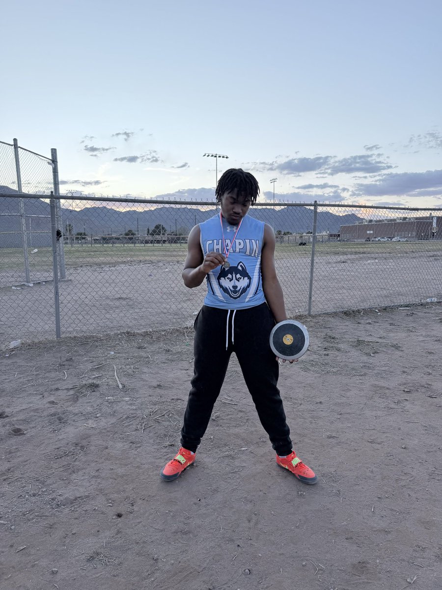J_Gomez90's tweet photo. Another great day for throwers at the district meet.
Boys: 
Andre D.(So)- PR 128’ 10”
Damian P.(Sr)- PR 116’ 5.5”
Jason B.(9th)-  PR 94’ 10” 🥈

Girls:
Summer B.(Jr)- PR 34’ 9.5” 🥇
Kadan D.(Fr)- PR 19’ 11”
Somaya G.(Fr)- PR 19’ 10.5”

Special shoutout to Summer B. and Jason B. https://t.co/A3OiV08p8x