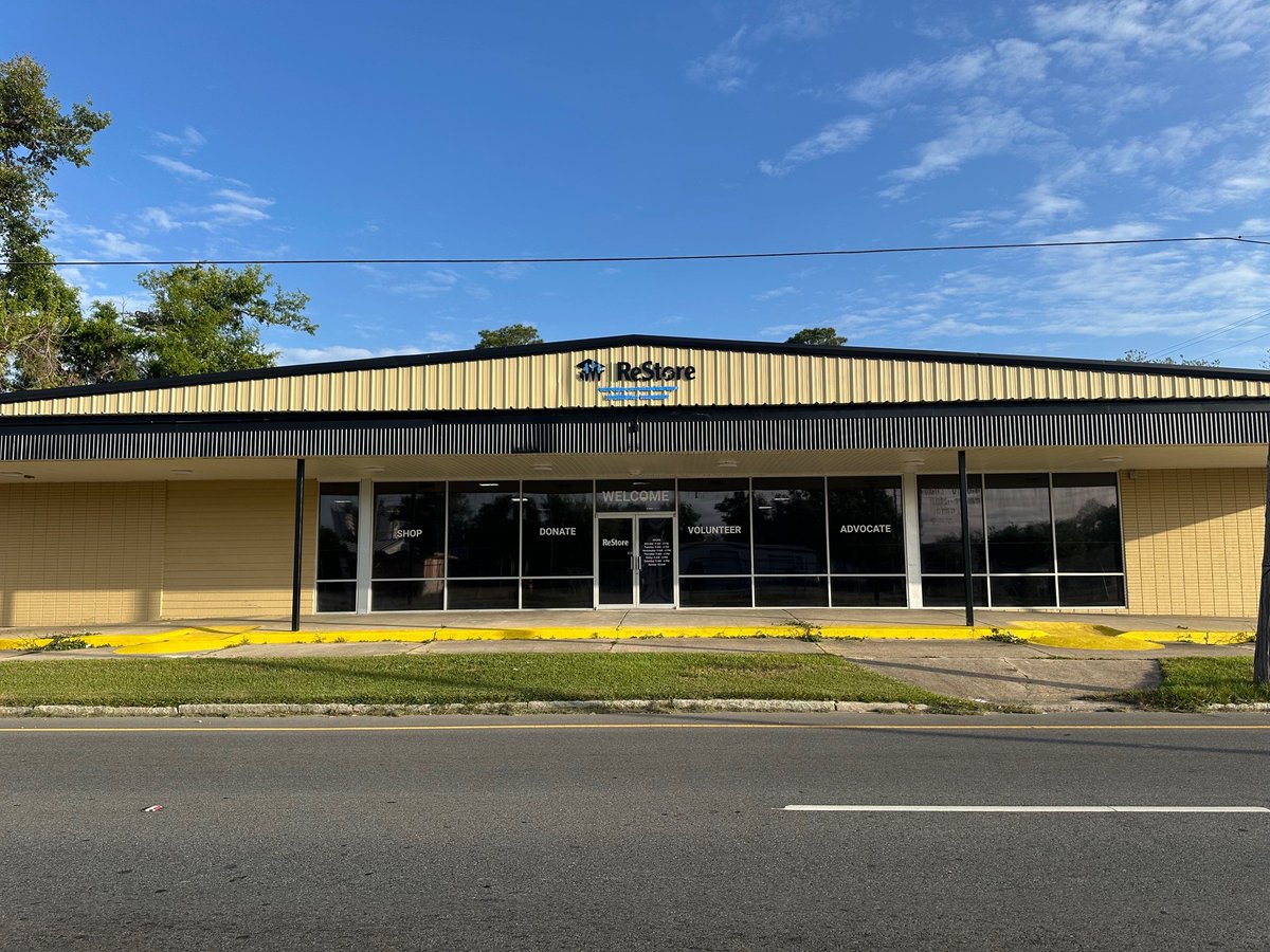 VLHFH's tweet image. EXCITING things are happening at our NEW ReStore! Thanks to VSU’s Mural Class &amp;amp; PAAC as they bring to life our mission in a colorful vision! #valdostaartdesign #valdosta #art #artschool #artstudents @valdostaartdesign @valdostastate @profdaviswalker @craighawkinsart @vsu_coa