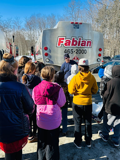 rsu18's tweet photo. Fifth grade classrooms at Williams Elementary welcomed their adopted local businesses for a second visit, bringing engaging, hands-on learning experiences. #WeAreRSU18 #WESproud18
https://t.co/3B4yhi1LsQ https://t.co/mpluzvrf4u