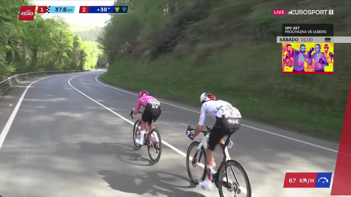 TopCiclista's tweet image. Ben Healy y Marc Soler cogen ventaja llegando a los 35'' ahora mismo sobre el grupo de favoritos de 19 unidades con Decathlon en cabeza del mismo.

El grupo de Skjelmose, Tulett, Beloki o G. Martin cede más tiempo a unos 3' aproximadamente del dúo de cabeza.
🏁35 km #Itzulia2026