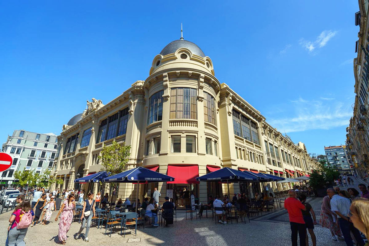 YourKeyToTravel's tweet photo. Visit Mercado do Bolhão in Porto (opened 1914). Today the bustling market has over 70 stalls that sell a wide variety of items. It's a great place to explore traditional products, enjoy tasty baked goods, sample local wines, and buy handicrafts made by local artisans. #porto https://t.co/2aLoF5Y9tE