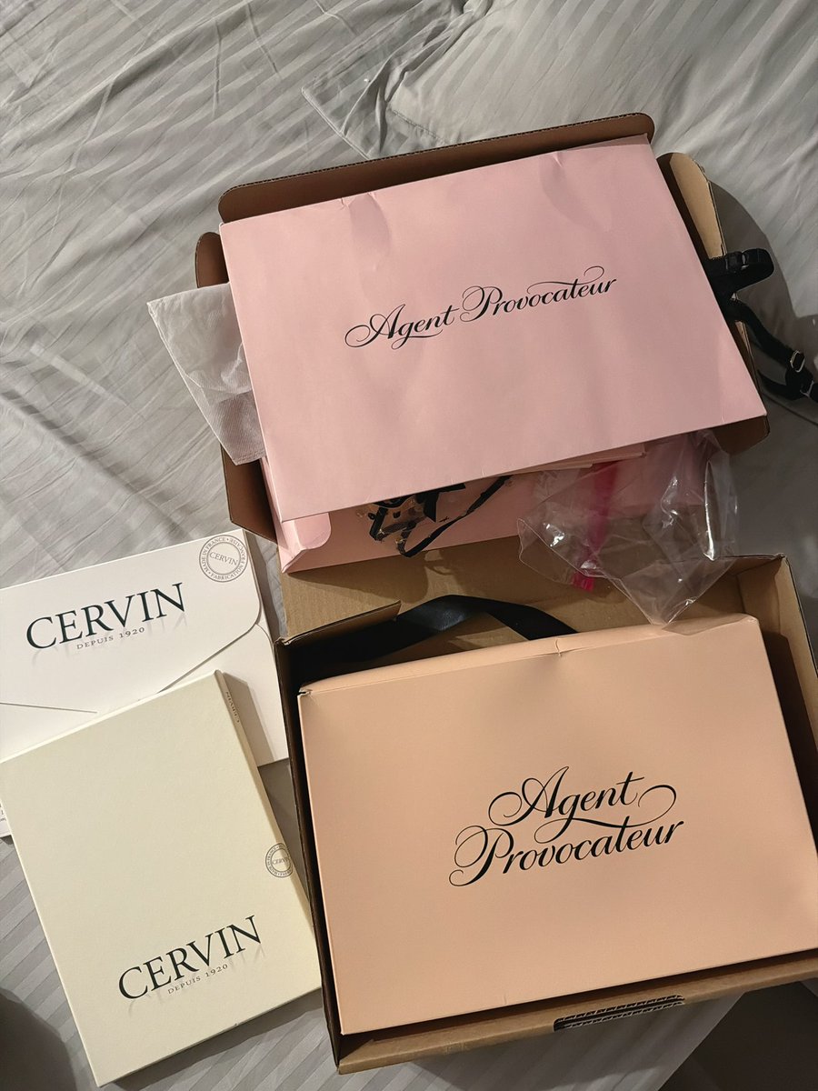 收到粉絲送我的 Agent Provocateur 

剛剛把冰塊叫來新家操翻我 …….

叫太大聲 隔壁鄰居阿姨恐怕都聽到了

唉😮‍💨不過這樣也好 

每次鄰居 都想找我聊天 好煩喔😗

看起來像乖小孩的困擾？