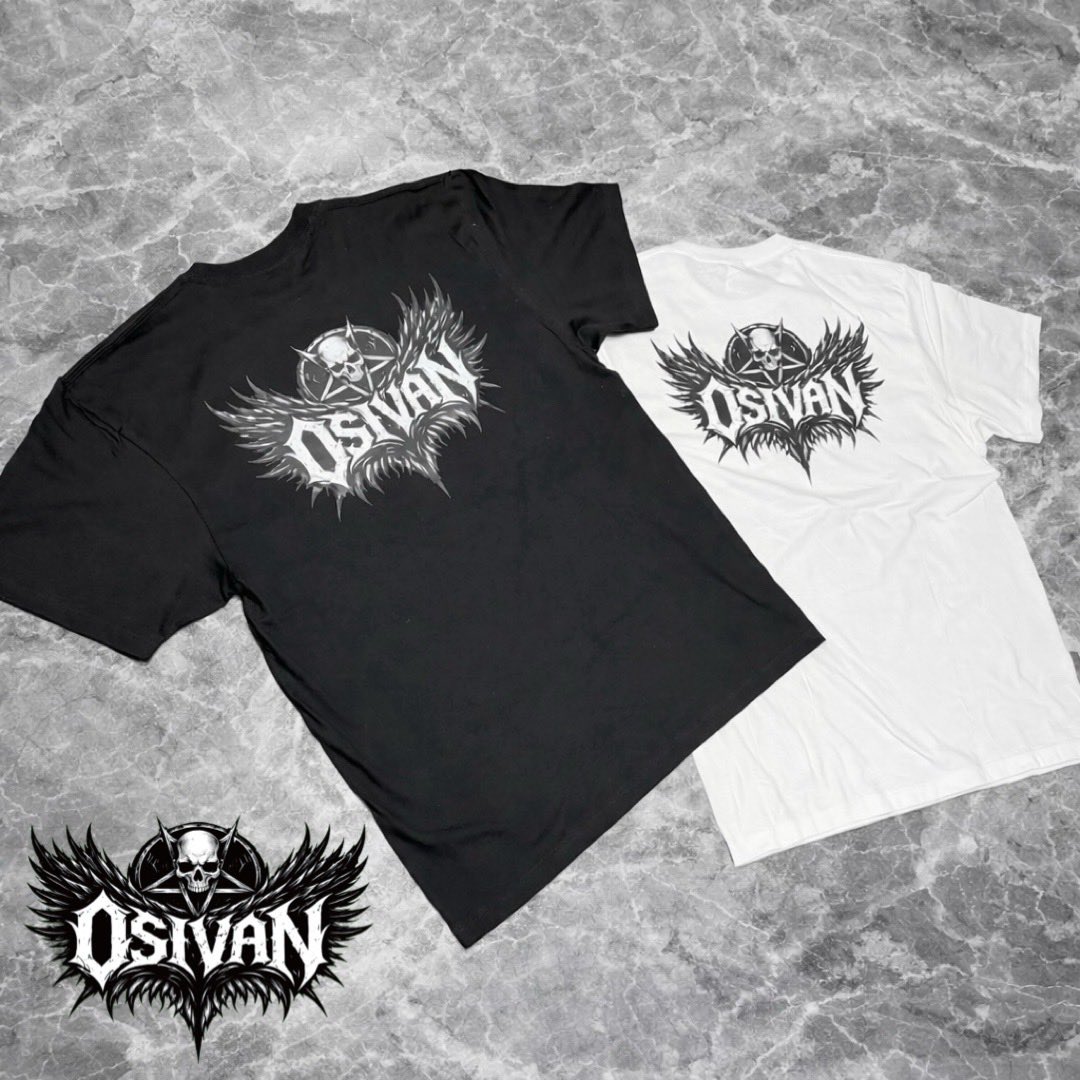 osivan_official's tweet photo. 【 Osivan T 】
・
・
・
2026.04.13
18:00販売スタート！

4,500円（税込）

サイズ : XL（ユニセックス）
カラー : ブラック・ホワイト
生地 : 綿100%（5.6オンス）

Osivan Tシャツ第1号作品！
LIVEや普段着でも使っていただける"シンプルなカッコ良さ"でデザイン！

https://t.co/zEjytYmcyq https://t.co/OPTI7NvqD7