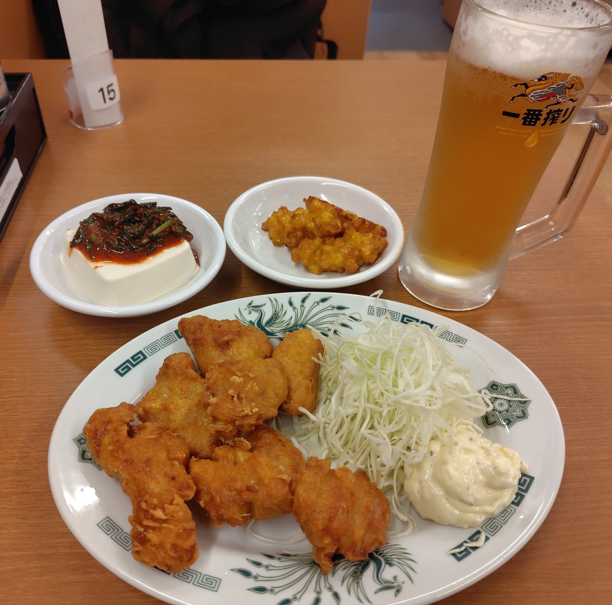 KAZ__46's tweet photo. 今晩わ🌙お疲れ様です☺
1週間終わりました😆今日も日高屋です🍻今日はのんびり仕事してました🤭昨日まで何かバタバタしてたのがウソみたいに笑
毎度の事ながら忙しいのは嫌だけど暇すぎるのも困りものです笑
今週もお疲れ様でした☺
 #晩飯
 #晩酌
 #日高屋
 #Twitter晩酌部
 #X晩酌部 https://t.co/dygALCDhtV