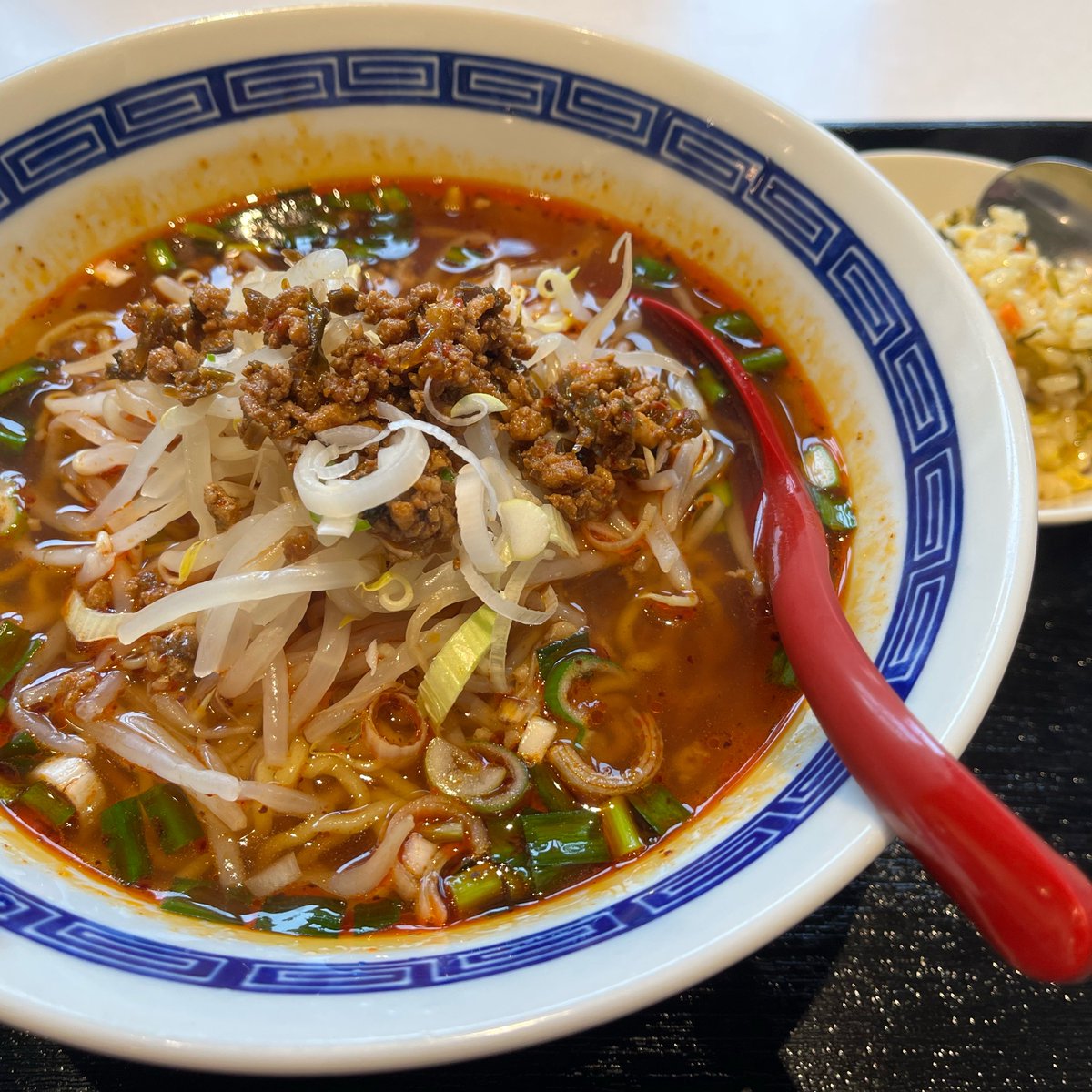 餃子屋のランチで台湾ラーメン食べた。