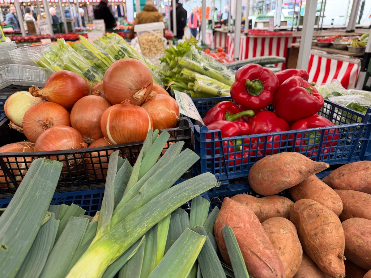LeicesterMarket's tweet image. Great variety of fresh fruit and vegetables available at Leicester Market. Why not pick up a bargain? #shoplocal