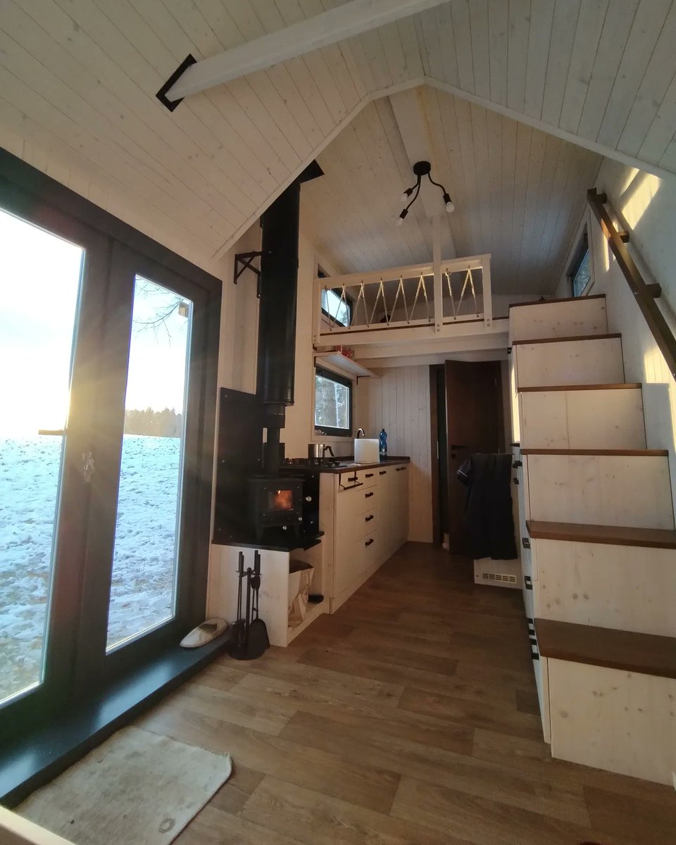 CubicMiniStoves's tweet photo. This charming tiny home nestled in a winter wonderland. Cozy living at its finest!

@tiny_house_lisak   

Tiny house 🦊 se pomalu zabydluje v novém prostředí. Testujeme na plno zimní podmínky. https://t.co/gZtGmoBRHJ