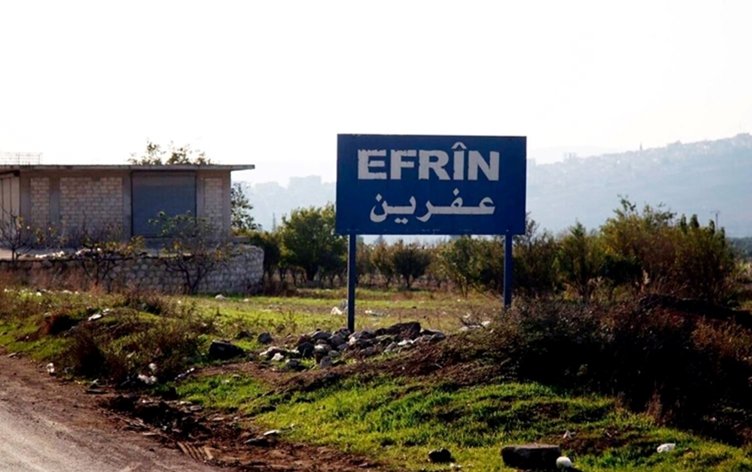 ihsankacarr's tweet photo. Esir takası yarın başlıyor.
Tespit edilen 1070 #Kürt esir, HTŞ, Şam rejimi ve onlara bağlı gruplar ile bazı aşiretlerin elinde bulunuyordu.
Bugüne kadar 300 esir serbest bırakıldı. Yarın ise 397 #Kürt esirin daha bırakılması bekleniyor.

Kalan esirlerin tespiti ve tutuldukları yerlerin belirlenmesi için #Rojava heyeti yoğun çaba yürütüyor.

Kaynaklarıma göre, bazı esirlerin aşiretler tarafından fidye amacıyla saklandığı ve yerlerinin açıklanmasından kaçınıldığı belirtiliyor. #ihsankaçar