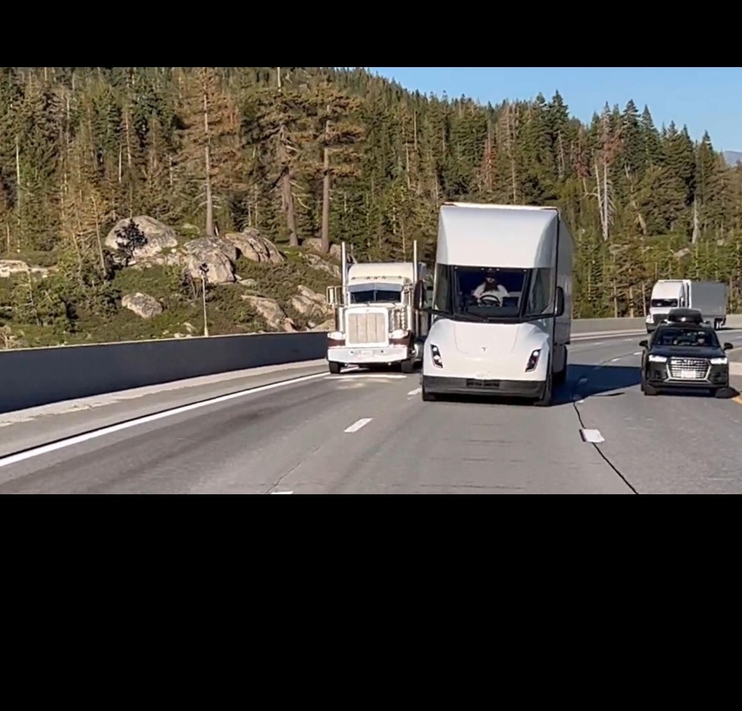 movielover93582's tweet image. Trucking is getting a serious upgrade 🚛⚡
The Tesla Semi delivers insane instant torque with 3 electric motors, meaning it can go 0–60 mph in ~20 seconds fully loaded -something diesel trucks simply can’t match #Teslasemi