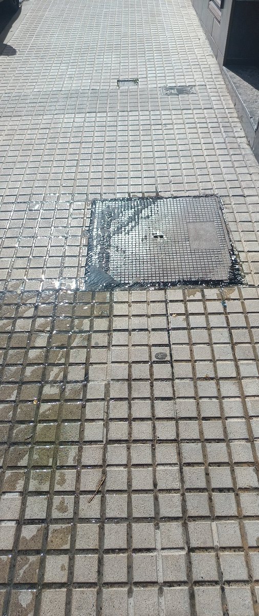 JTorrico82's tweet photo. @ajterrassa @PoliciaTrs hola Carrer mestre  Trias cantonada Roger de Llúria porta aixodos dies brollant aigua https://t.co/DF85vr73zP