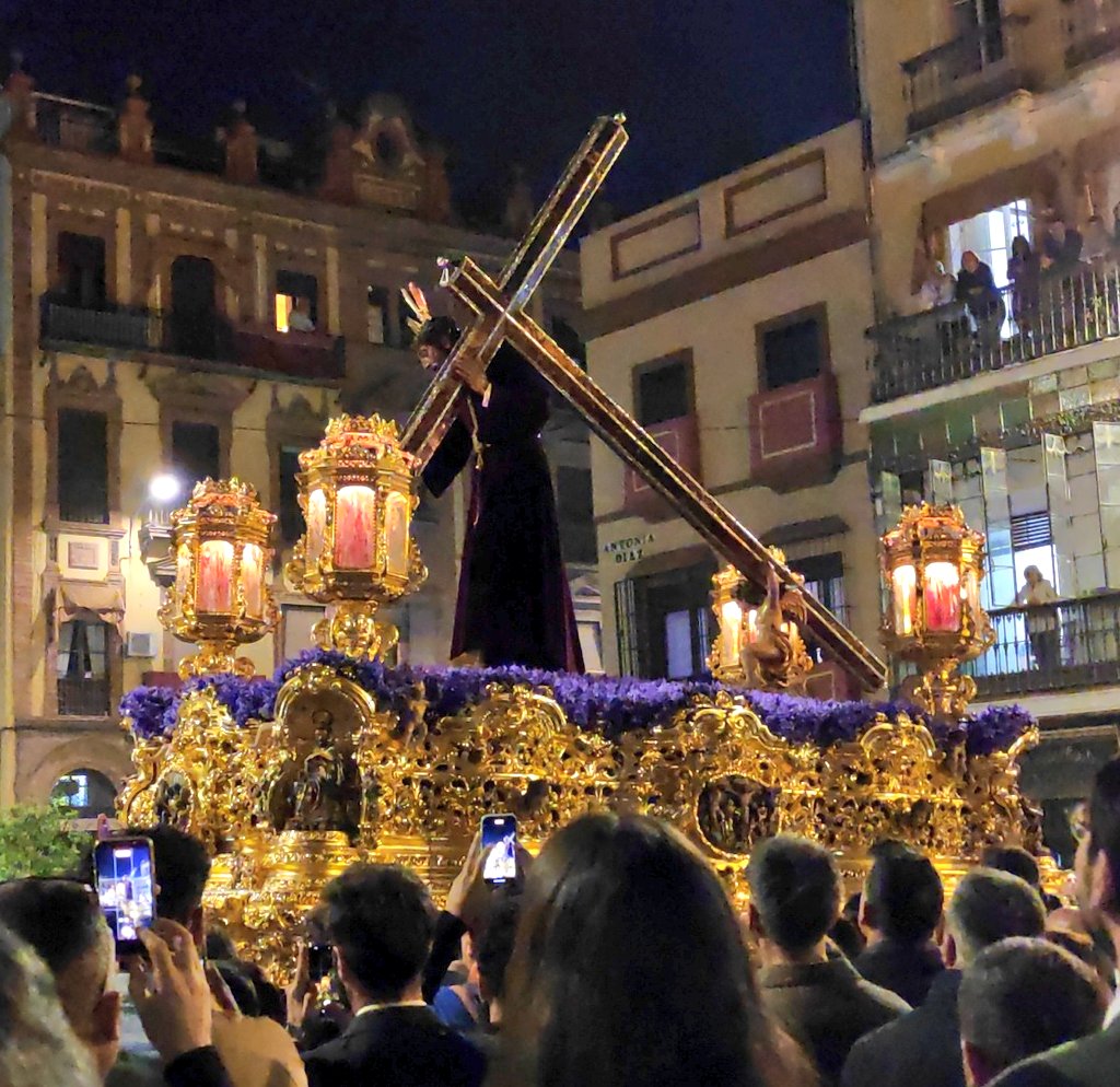SGLerate's tweet photo. #ViernesSanto @hermandaddelao a los sones de la @bandasol 🥁🎺 #NazarenodelaO #SSantaSevilla26 #ViernesSanto26 https://t.co/fkuPtpGVHU