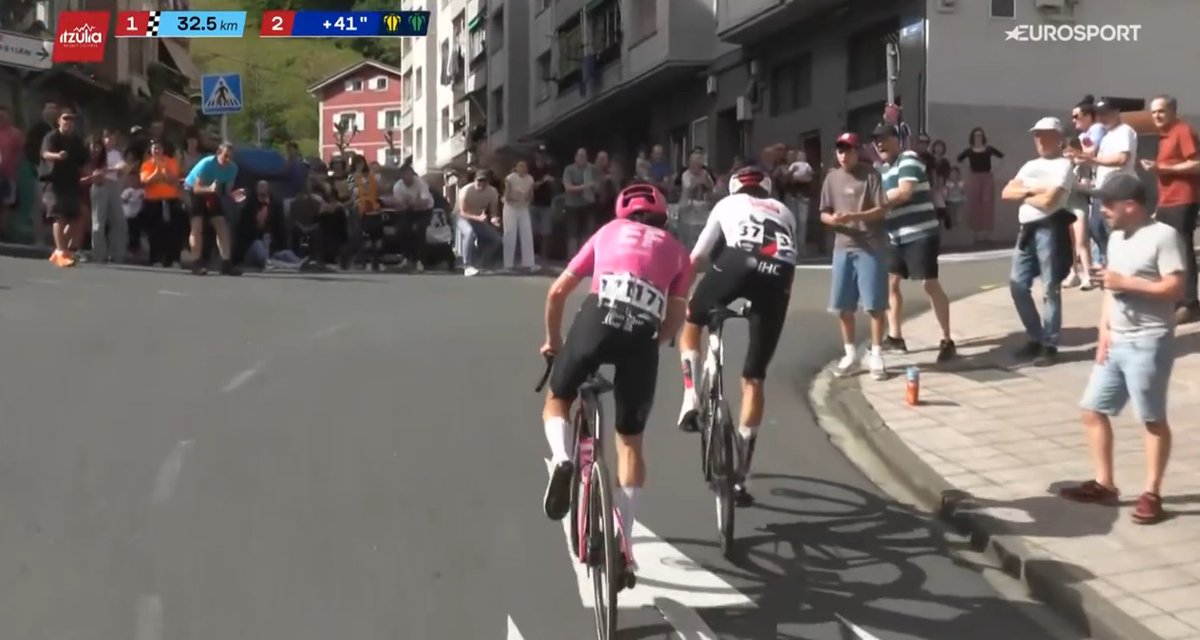 RenaudB31's tweet image. #Itzulia2026 🌶 / 🇪🇸 Marc Soler (UAD) et 🇮🇪 Ben Healy (EFE) en tête de course, avec une quarantaine de secondes sur le groupe maillot jaune. #LesRP
