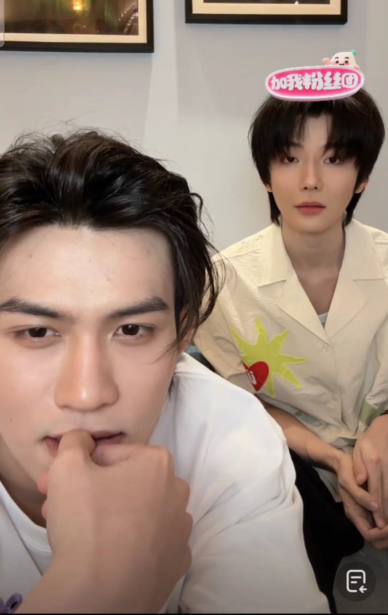 DevilWhy_'s tweet image. ชอบตอนเปิดไลฟ์มาก ฉีคือหน้าสดแบบหล่อมากพ่อเอ๊ย ผู่ผู่นั่งข้างหลังนั่นก็มำหน้าตาน่าเอ็นดูมาก 🥹
#吾岸 #tomyshore
#云旗 #yunqi #郝熠然 #haoyiran