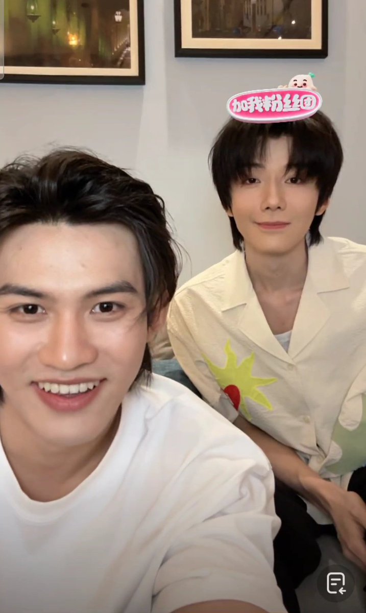 DevilWhy_'s tweet image. ชอบตอนเปิดไลฟ์มาก ฉีคือหน้าสดแบบหล่อมากพ่อเอ๊ย ผู่ผู่นั่งข้างหลังนั่นก็มำหน้าตาน่าเอ็นดูมาก 🥹
#吾岸 #tomyshore
#云旗 #yunqi #郝熠然 #haoyiran