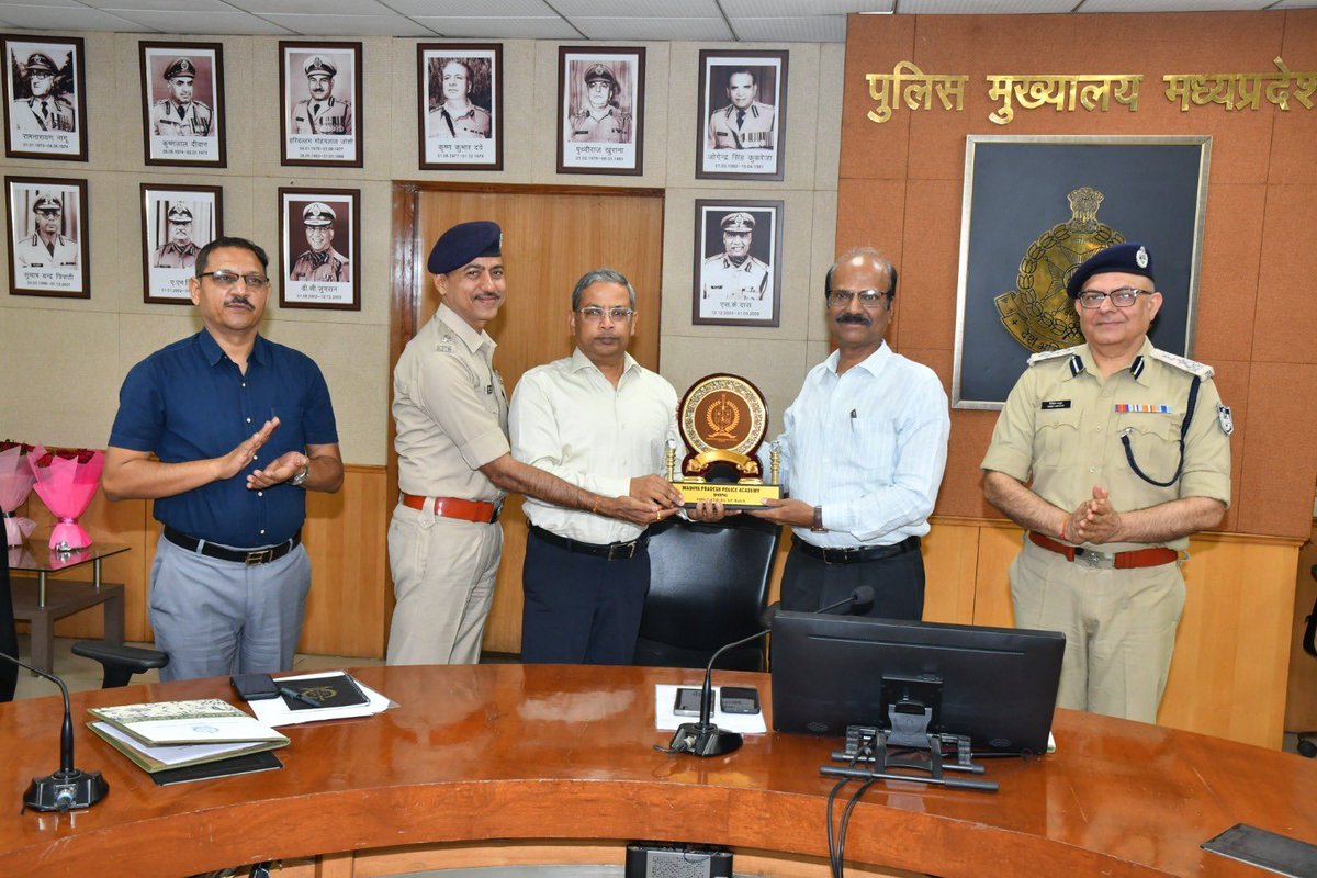 निष्पक्षता, ईमानदारी एवं संवेदनशीलता ही एक पुलिस अधिकारी की वास्तविक पहचान है।

#MPPolice #DGPMP <a href="/BhopalMppa/">MPPA Bhopal</a>