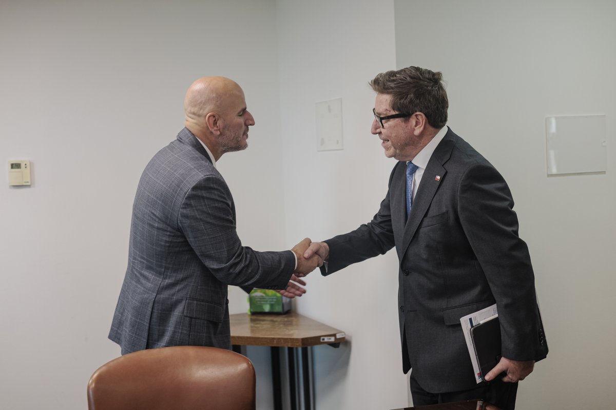 La cooperación internacional es vital para recuperar la economía 🇨🇱

El biministro de Economía y Minería, Daniel Mas, junto al subsecretario de Minería, Álvaro González, recibieron al embajador de Estados Unidos en Chile, Brandon Judd, para definir espacios de trabajo económico