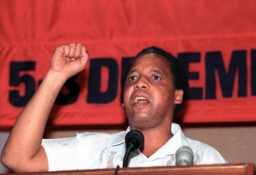 Kalonjichanga's tweet photo. 33 years ago today, April 10, 1993,
Chris Hani—leader of the ANC’s armed wing, veteran of the Zimbabwe liberation struggle, and SACP firebrand—was assassinated just as South Africa neared its transition. A frontline fighter whose radical vision never wavered. 
#ChrisHani https://t.co/IVVotcDUux