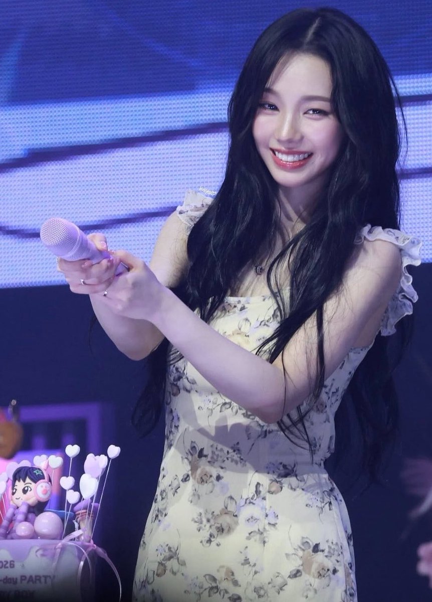 hourly karina tweet media