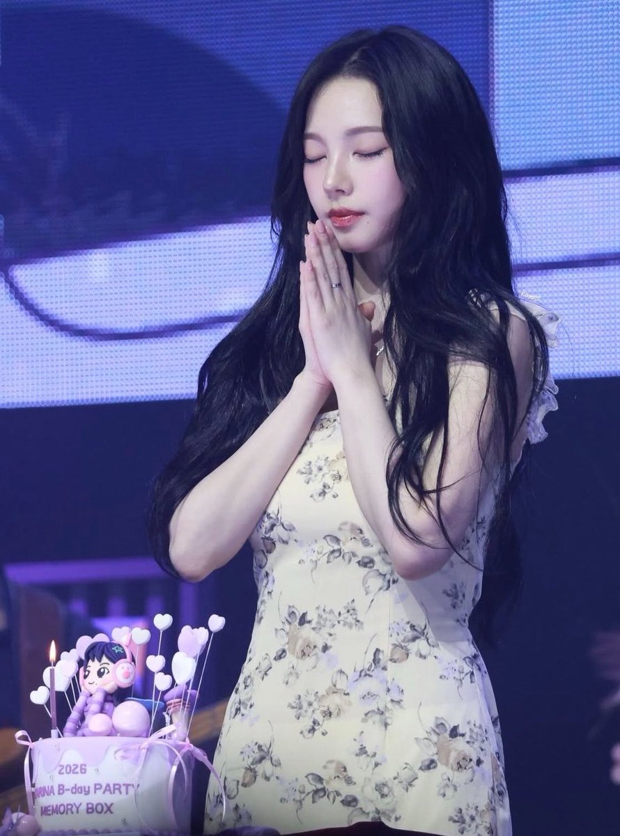 hourly karina tweet media