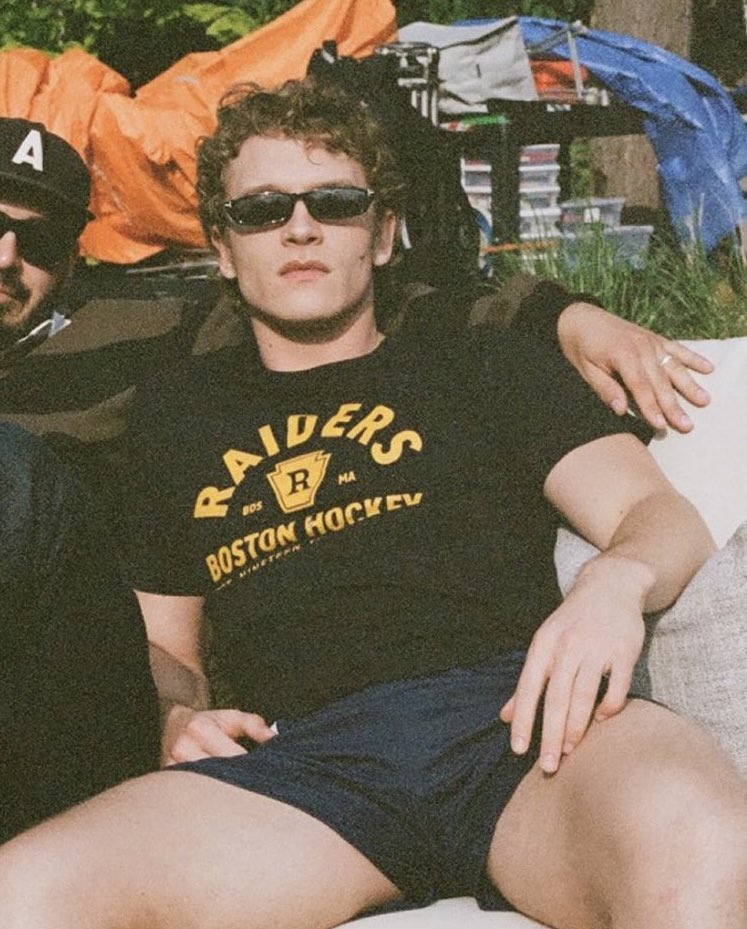 sarah 🏒 tweet media