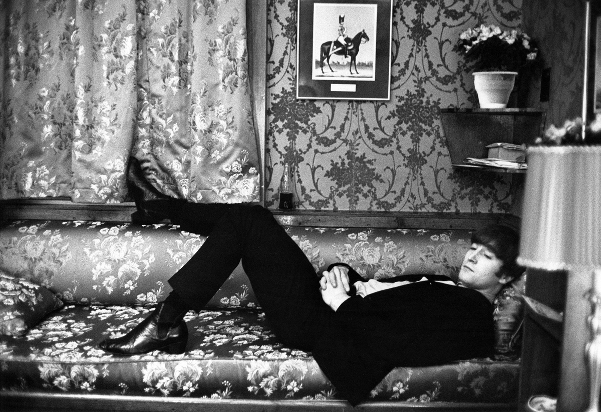 BeatlesArchive2's tweet image. John Lennon backstage during The #Beatles' 1963 Christmas Concerts at London’s Astoria Cinema in Finsbury Park. 
📷Sharok Hatami.