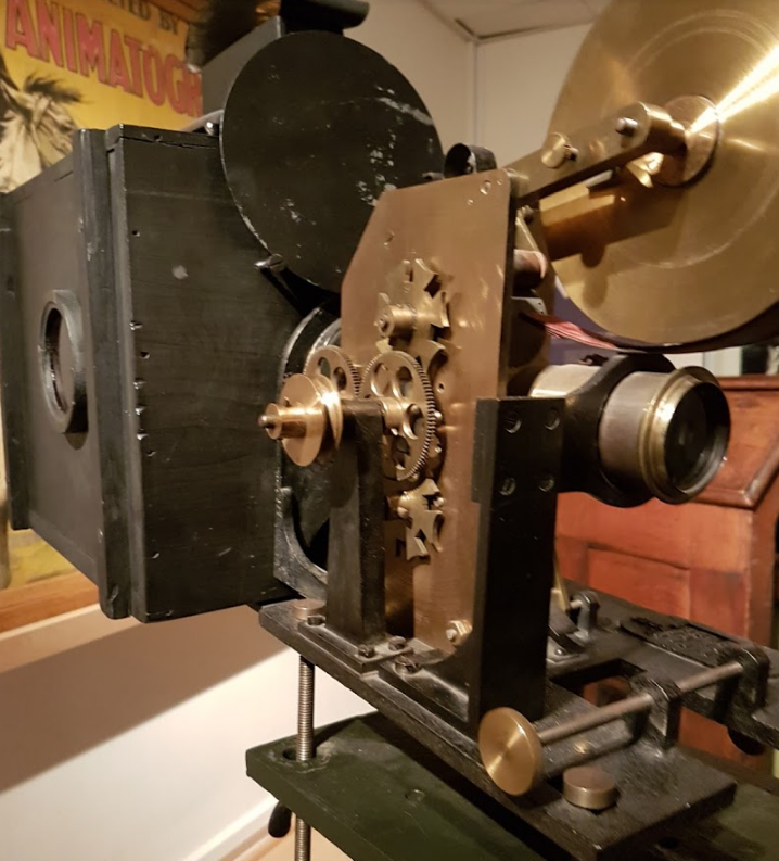 RealPreCinema's tweet image. In 1896 Paul will meet #ErnestMoy and #PercyBastie and started making supplies for the #filmindustry. In 1897 and 1898 Moy applied for and was granted patents for motion picture equipment. 

They made their first camera in 1900. #Theatrograph 1896 #35mm projector below.
