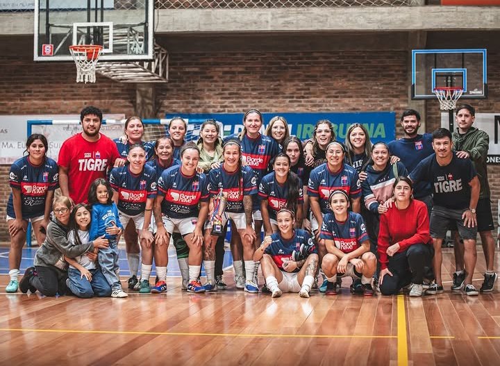 ElshowdelFS's tweet image. #Interior Tigre derrotó a Huracán en la final del Play Off y se consagró campeón por segundo año consecutivo de la Liga Salteña de Futsal 🏆🔵🔴