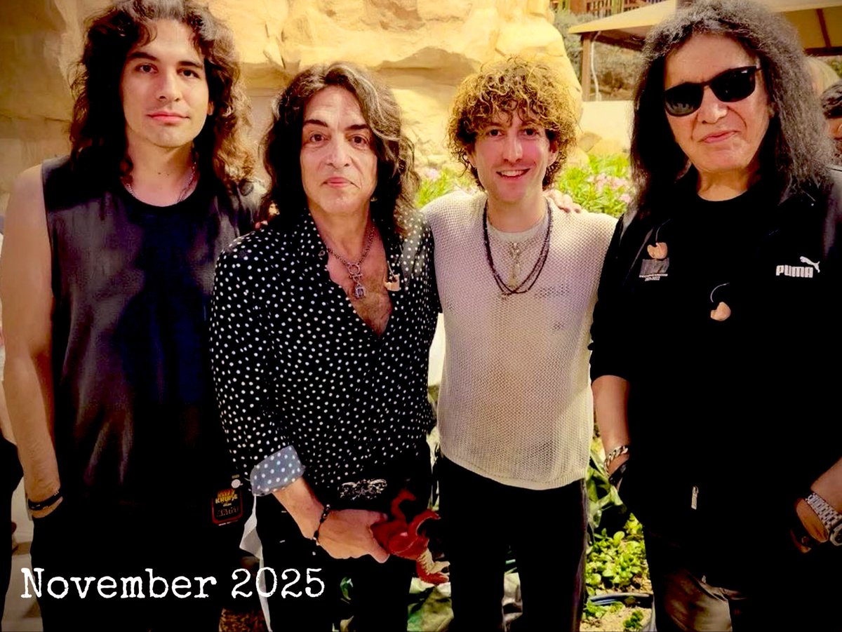 ssikfandk's tweet image. #KISStory: Fathers/ Sons at the  KissKruise 
Landlocked event last year. Great photo. One question. Why the hell is Paul latched onto a toy TREX? #Random. 🤔
#StanleySimmonsX2
#KISS