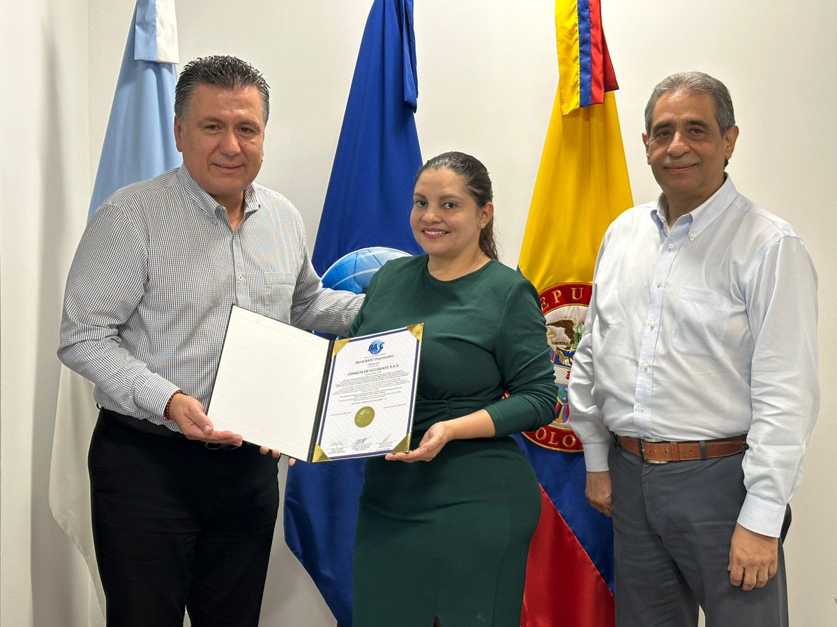 BASCSurOccident's tweet photo. Entrega Recertificación BASC a Conalta de Occidente🤝
Yurani Cárdenas directora de calidad de Conalta, recibió el certificado por parte de Fabiano Díaz, director del Capítulo y Mauricio Morales, presidente de la junta directiva.
👏 ¡Felicitaciones!

#somosbasc #comercioseguro https://t.co/4TwfS1hiby