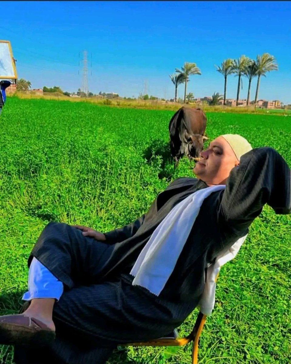 Osman1552005's tweet photo. بعد أى امتحان تقيل عندى فالكلية ، بيجيلى افكار كده غريبة إنّى ليه مسيبش التعليم واروح الغيط وأكمل حياتى هناك ، وبتخيل قد ايه الحياة هتبقى سهلة وجميلة هناك ، بس للاسف فالاخر برجع عن أفكارى ده وبكمل مذاكرة للامتحان الجاى عادى https://t.co/7GW9YHl4YJ