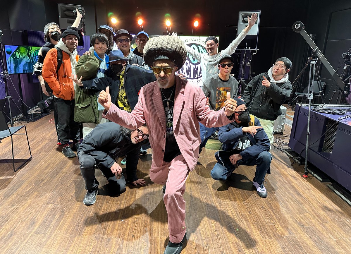 DOMMUNE's tweet image. 昨夜の #DOMMUNE 述べ2万超のビューワーの皆様,ご視聴感謝!TMネタBOMBっても爆笑のDADDY Gは神でした!「DISCIPLESOFBASSJAPANTOUR」今宵から開幕です!フロアでお愛しましょう❤️DON LETTSと毎回撮ってる至福の集合写真が今年も激エモーショナルに刻まれました。DADDY Gは背中のWILDBUNCHタグをアピール!