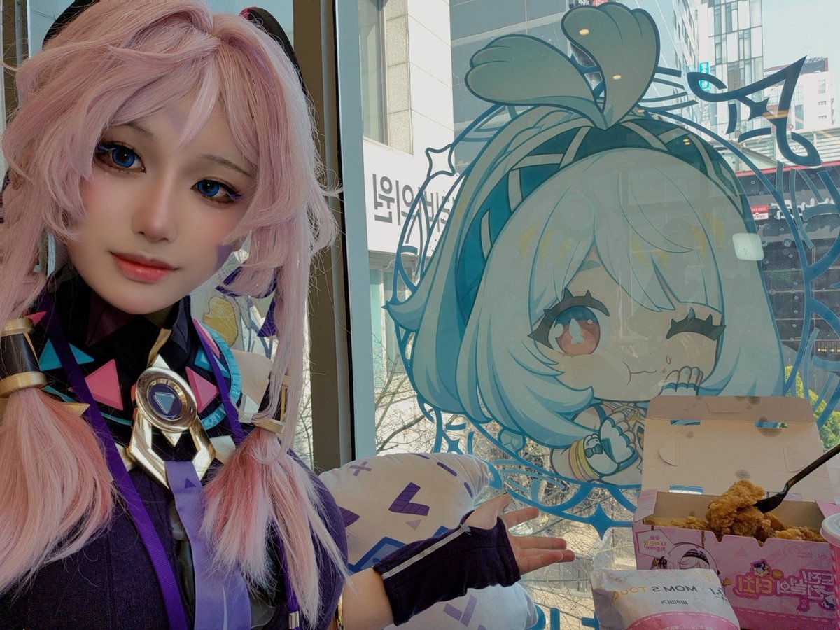 원신×맘스터치 콜라보✨🍔🍗
3월 26일 시틀라리로 다녀왔습니다~!!

강남역 근처 맘스터치 매장에서 진행되었던 맘스터치 콜라보 이벤트에 초대받아 다녀왔습니다~!!
바깥부터 예쁘게 단장하고 있는 매장을 보자마자 너무너무 기대되었던거 있죠~!!
안에 들어가니 나오는 흑요석 할머니 목소리에