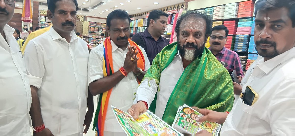 RmSresh's tweet photo. மயிலாடுதுறை சட்டமன்ற தொகுதி வேட்பாளராக தேசிய ஜனநாயக கூட்டணி வேட்பாளர் பாட்டாளி மக்கள் கட்சி சித்தமல்லி பழனிச்சாமி அவர்களை வெற்றி வாய்ப்பை பெற வாழ்த்தி வணங்கிய போது https://t.co/rzXAygCphG