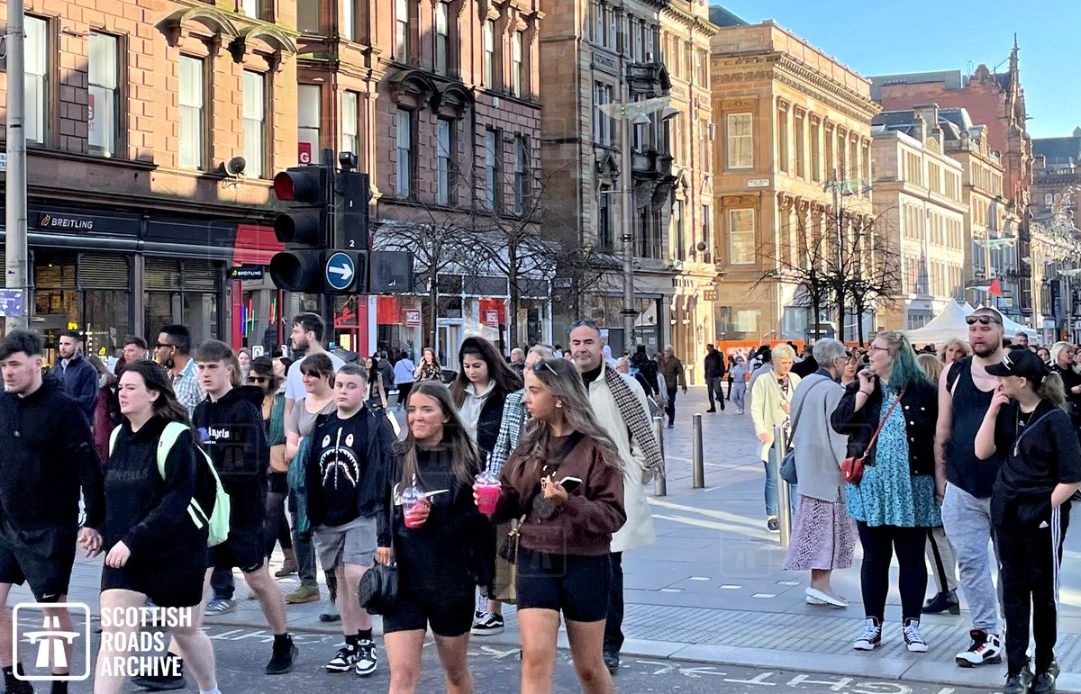 ScotRoadArchive's tweet image. #ThenAndNow takes us to #Glasgow this week! It's Buchanan Street after being restricted to vehicles on completion of the M8 and signed as a "Pedestrian Precinct". The old photo dates from 1975, more than a few changes seen in today's image! 

#Archives