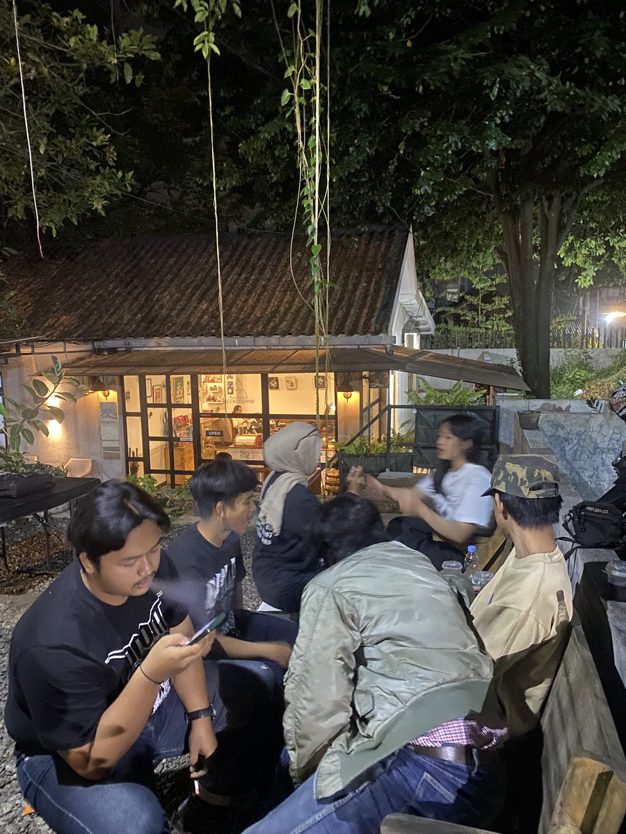 faurfavboy's tweet photo. best place menurut #rafa #dibandung https://t.co/cVmvQrhzwG