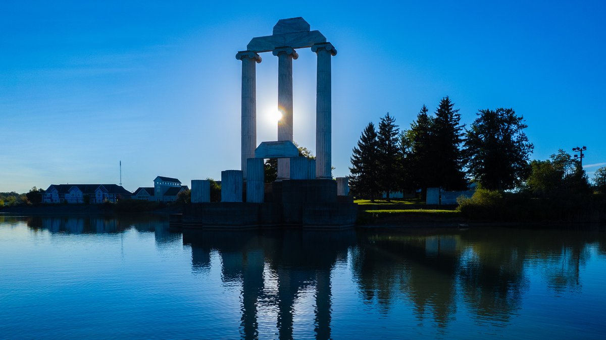 UBuffalo's tweet image. A warm welcome to everyone on campus for Accepted Students Day today! 🤘🏽 We hope you find your reason to love #UBuffalo 💙