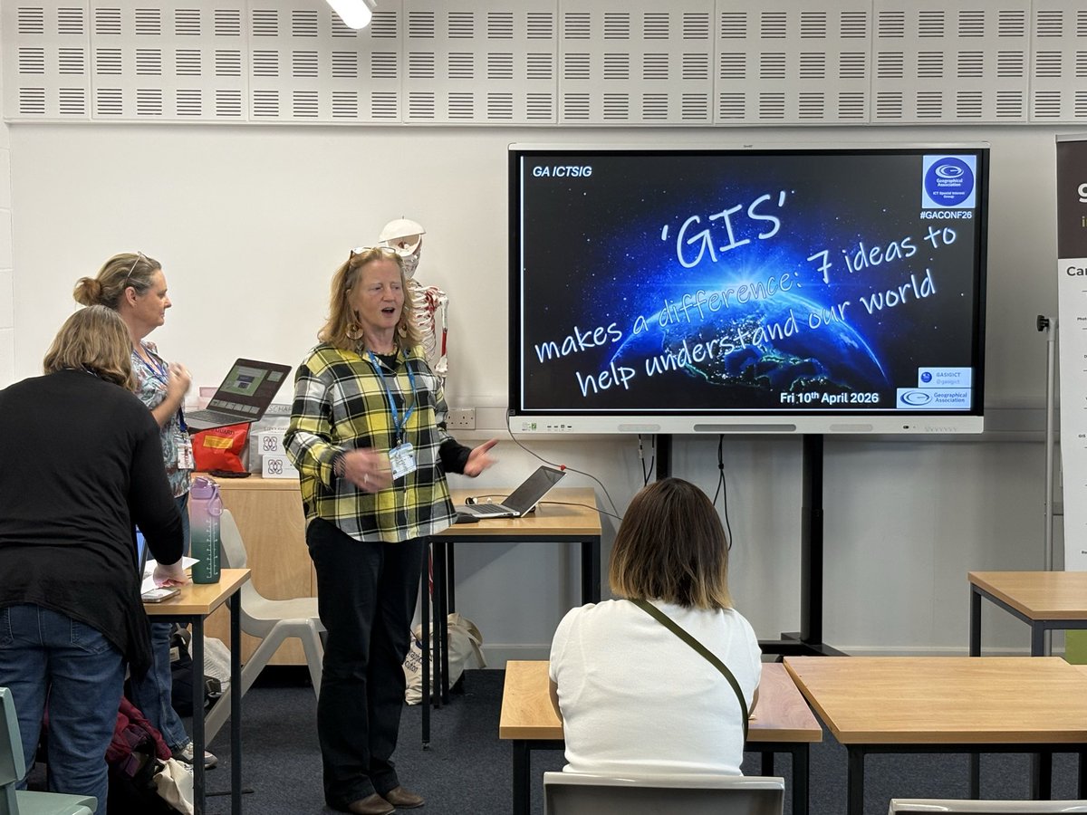 RobGeog's tweet image. The brilliant @gasigict doing their thing! Really pleased to be part of the group now :) #GAconf26 #gis @The_GA