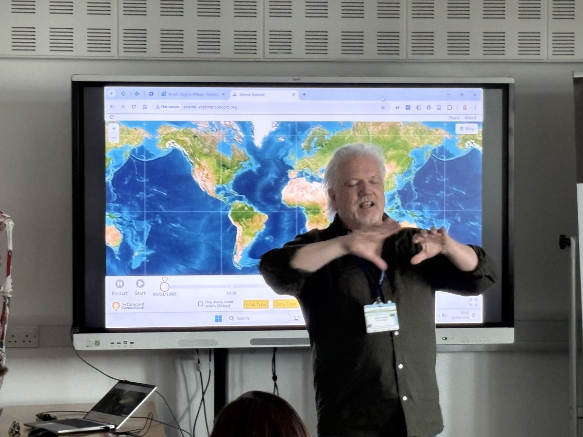 RobGeog's tweet image. The brilliant @gasigict doing their thing! Really pleased to be part of the group now :) #GAconf26 #gis @The_GA