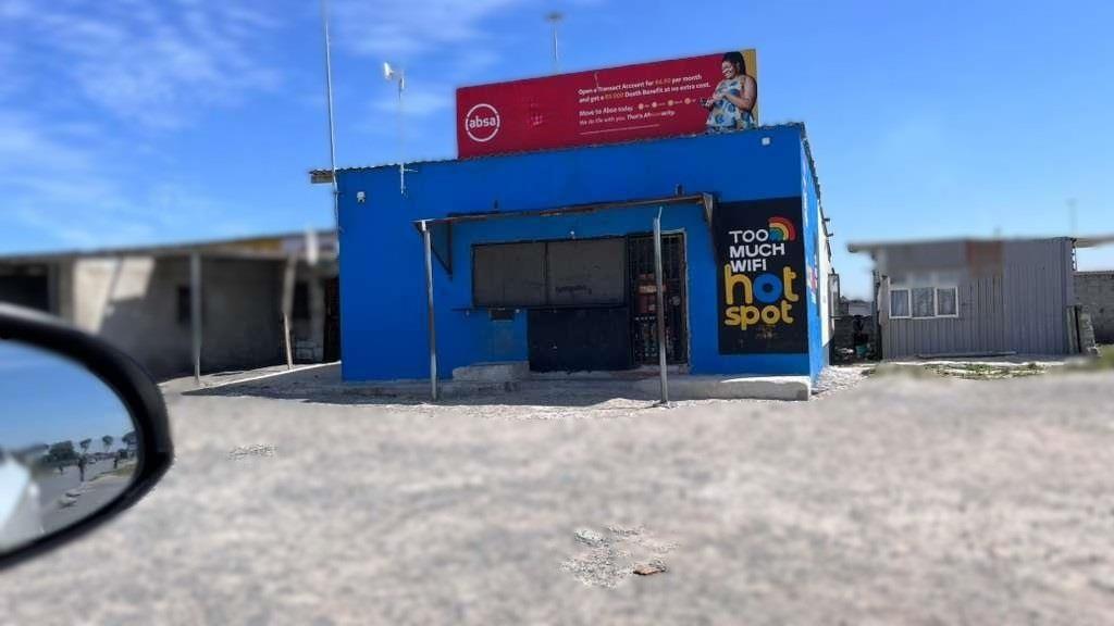 dailysunsa's tweet image. Pay up or face death! 💀 Extortion gangs are terrorizing spaza owners in Atlantis, Cape Town. Two people already shot for saying no to protection fees. Kasi business is under siege! 🚔🇿🇦 #DailySun #Extortion #KasiNews 
snl24.com/dailysun/news/…