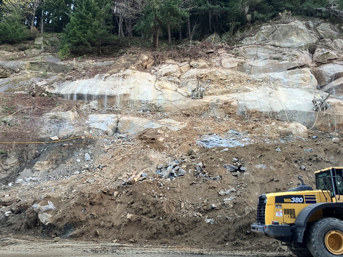 wsdot_north's tweet image. UPDATE 4/10: The news you've all waited for - we expect to open northbound I-5 by 5am Thurs (4/16), pending final evaluation of the slope.  If that inspection finds something that needs to be addressed, opening may be delayed.

Crews working around the clock hauling debris.
