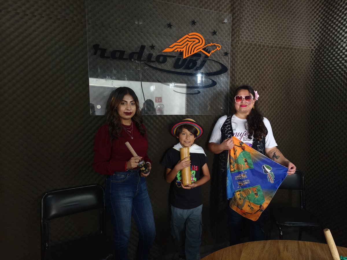 UBJG_radio's tweet photo. ¡Llenamos de música RadioUBJ!

Son Folkloreros nos presentó su propuesta musical y hasta nuestra locutora SIlvana 🎙️ aprendió de ellos 🤩

Días mágicos en #RadioUBJ https://t.co/5DtOs6V4rU